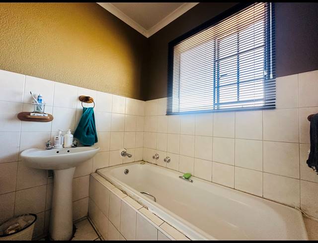 3 BEDROOM SIMPLEX FOR SALE IN HALFWAY HOUSE